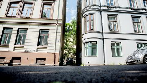 Tre menn klarte å lure ti banker til å låne dem over 25 millioner kroner til kjøp av leiligheter i det fiktive borettslaget Roligheten Vest som hadde adresse i dette portrommet mellom Sofies gate 80 og 84 på Bislett i Oslo.