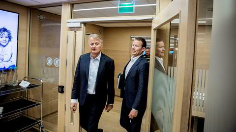 Kommunikasjonsdirektør Thomas Midteide (til høyre) sier DNB tar kritikken fra Finanstilsynet veldig alvorlig. Her med konsernsjef Rune Bjerke.