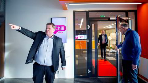 Chilimobil og Telenor møtes i retten om uenigheter rundt ubetalte regninger. Hovedaksjonær Egil Skibenes (til venstre) og administrerende direktør Lars Ryen Mill åpner døren for styreleder Jan Edvard Tygenes. Sistnevnte har vært visekonsernsjef i Telenor. Bildet er fra januar 2020.