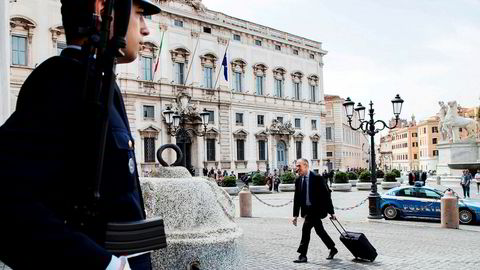 Pakket og klar for ny jobb. Den tidligere IMF-økonomen Carlo Cottarelli (64) ble mandag utpekt som ny statsminister i Italia. Her ankommer han Quirinalet, presidentpalasset i Roma for et møte med president Sergio Matarella.