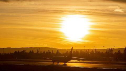 SAS avlyser til Kina. Her et fly fra SAS i solnedgang på østre rullebane på Oslo lufthavn.