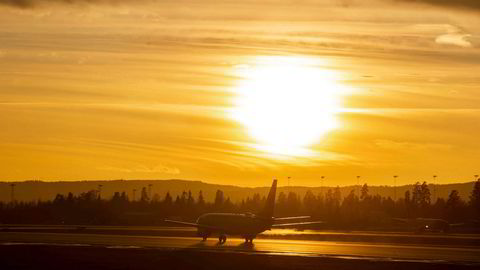 SAS avlyser til Kina. Her et fly fra SAS i solnedgang på østre rullebane på Oslo lufthavn.