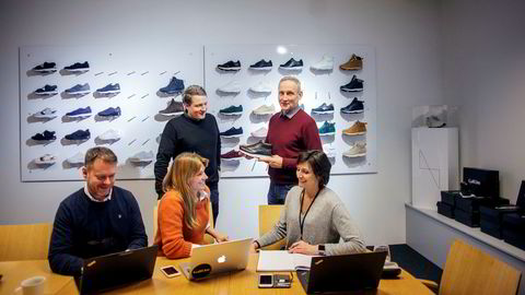 Håvard Engell (til høyre) har utviklet helseskoen Gaitline som blant annet selges på Et bedre liv. I fjor solgte Gaitline over 60.000 sko og Håvard Engell, som i dag er idéutvikler i selskapet har nå opprettet en egen forskningslab for å utvikle nye sko. Her sammen med Ole Kristian Lilleng (til venstre), Ellen Berntsen, Andreas Engell og Stine Gylterud.