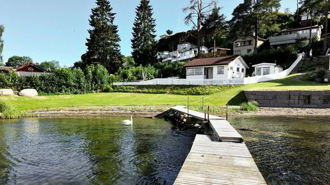 Hytta fra 1947 ligger fint til i vannkanten med badestrand og båtfeste rett utenfor døren.