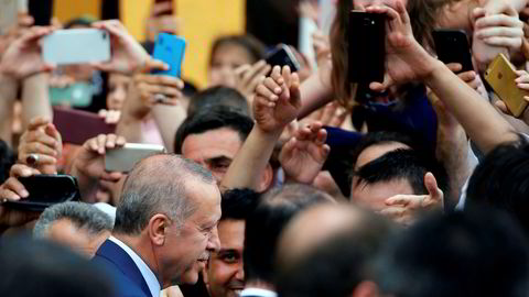 Tyrkias president Recep Tayyip Erdogan på vei ut av stemmelokalet i Istanbul søndag.