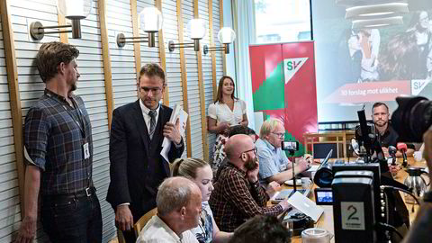 SV-leder Audun Lysbakken oppsummerte før sommeren i et av Stortingets minste møterom, men nestleder Snorre Valen måtte snike seg ut før det var over.