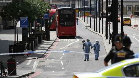 Politiet drev etterforskningsarbeid på London Bridge søndag etter terrorangrepet lørdag kveld.