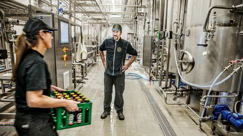 Bryggerimester Wolfgang Lindell er hentet inn fra Carlsberg til Trondheim for å utvikle nye øltyper og å styrke posisjonen innen craft-segmentet. Her sammen med ølkassebærer Bente Otnes.