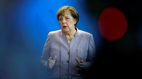 Statsminister Angela Merkel lar seg inspirere av pave Frans og tar til orde for mer solidaritet for å løse flyktningkrisen.