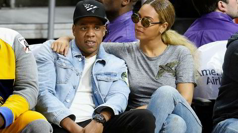 Rap-superstjerne Jay Z sin strømmetjeneste Tidal sliter fortsatt med å betale regningene sine. Nå har de også fått den norske kemneren på nakken. Her er Jay Z med sin kone Beyonce på basketballkamp i Los Angeles i februar i fjor. Beyonce er også medeier i Tidal.