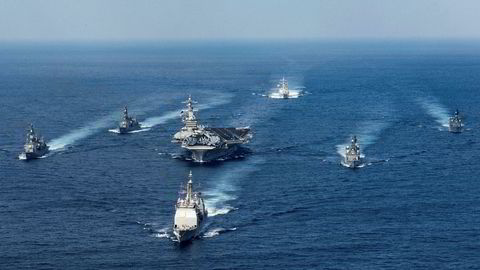 Hangarskipet USS Carl Vinson, i midten på bildet, har den siste tiden ikke som tidligere opplyst vært på vei mot Nord-Korea, men seilt nordover mot grenseområdene mellom Indonesia og Australia.