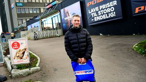 Espen Voll, fotografert utenfor intersport på Storo. Sportskjedene har hatt store varelager som de har solgt unna over en lang periode. Sitater fra Espen Voll. -I dag har jeg kjøpt et par sokker og en genser. - Jeg et litt bevisst på pris, men er det noe jeg liker så er det ikke så nøye. Har du lagt merke til salget av varelager fra de ulike sportskjedene. Ja, men det var ikke det her nå. G-Max var jo her tidligere, men det virker som det er samme butikk, samme varene ser det ut til.