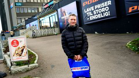 Espen Voll, fotografert utenfor intersport på Storo. Sportskjedene har hatt store varelager som de har solgt unna over en lang periode. Sitater fra Espen Voll. -I dag har jeg kjøpt et par sokker og en genser. - Jeg et litt bevisst på pris, men er det noe jeg liker så er det ikke så nøye. Har du lagt merke til salget av varelager fra de ulike sportskjedene. Ja, men det var ikke det her nå. G-Max var jo her tidligere, men det virker som det er samme butikk, samme varene ser det ut til.