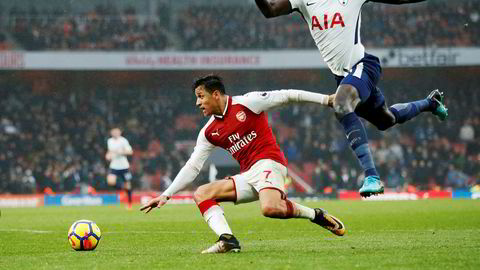 Den chilenske vingen Alexis Sanchez er nå solgt fra Arsenal til Manchester United. Dermed pakker han med seg Nike-skoene og flytter nordover fra London. Her er Alexis Sanchez (til venstre) i duell med Tottenhams Davinson Sanchez.
