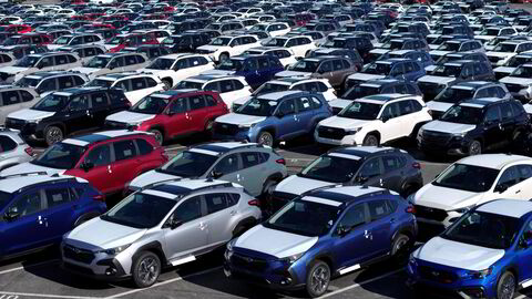 Subaru, som har to fabrikker i Japan og én i den amerikanske delstaten Indiana falt umiddelbart med over seks prosent ved Tokyo-børsen. Selskapets amerikanske avdeling har gitt beskjed til forhandlerne om at de ikke kan garantere 2025-prisene etter en ny toll. Her fra Richmond i California hvor nye biler lagres før de sendes til forhandlerne.