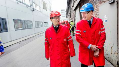 Den kinesiske ambassadøren til Norge, Wang Min, sier Kina er forberedt på en total handelskrig med USA, men han håper amerikanerne besinner seg. Til høyre konsernsjef Helge Aasen i Elkem.