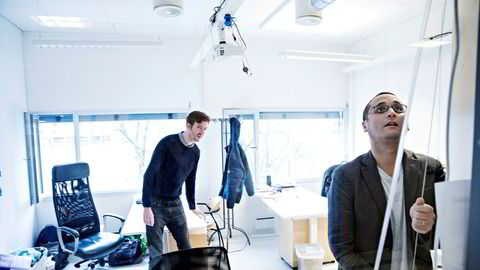 Ali Elmasoudi (til venstre) og Eivind Stordal står bak selskapet Studix som utvikler en robot for undervisning.