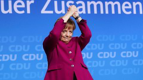 Angela Merkel, Tysklands kansler og leder av kristendemokratene CDU, tar imot applaus etter talen hun holdt for partiet i Berlin mandag. Søndag ble det klart at hun får fortsette i regjeringskontorene.