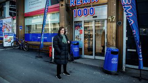 På Sofienberg i Oslo er det 263 skritt mellom to Rema-butikker. Margrete Klakegg holder en knapp på Kiwi, men veksler alt etter som.