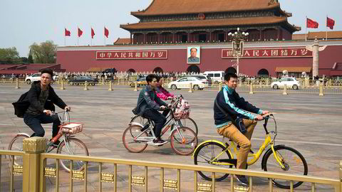 Sykler i alle farger har inntatt kinesiske storbyer. Oppstartsselskaper har utplassert mange millioner sykler i kinesiske byer som kan leies for én krone i timen. De gule er fra selskapet "ofa" som vokser i rekordfart. De oransje er fra konkurrenten "mobike" . Tiananmen Square med Mao og Den Forbudte By i bakgrunnen.