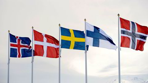Parlamentarikerne ønsker et fellesnordisk personnummer. På bildet alle nordens flagg: Islandsk flagg (fra venstre), dansk, svensk, finsk og norsk.