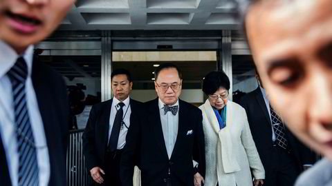 Hong Kongs tidligere toppsjef Donald Tsang er tiltalt for uredelighet i tjenesten og korrupsjon. Han risikerer 21 års fengsel. Her ankommer han retten sammen med sin kone