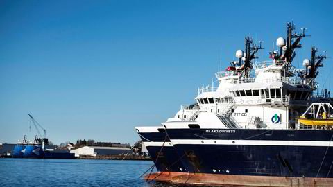 Supplybåter fra Island Offshore ligger i opplag i Ulsteinvik. Selskapet har nå fått flere av båtene i arbeid - og jubler over å hente tilbake tidligere permitterte ansatte.