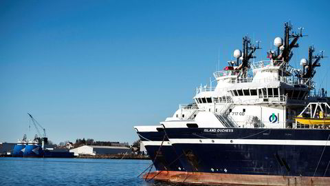 Supplybåter fra Island Offshore ligger i opplag i Ulsteinvik. Selskapet har nå fått flere av båtene i arbeid - og jubler over å hente tilbake tidligere permitterte ansatte.
