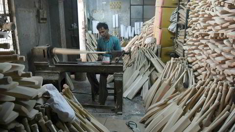 India er eit bra døme. Her har ein innførd kunstig høge minsteløner i industribedrifter, til dømes ved at minstelønene aukar etter som bedriftene tilset fleire arbeidarar. Her fra en fabrikk i Meerut, utenfor Dehli, som produserer cricket utstyr.