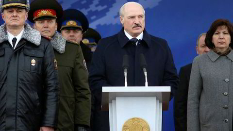 Det er varslet store demonstrasjoner mot Aleksandr Lukasjenko lørdag 25. mars, som er Hviterusslands frihetsdag. Her omgitt av regjeringsmedlemmer i forbindelse med en 100-årsmarkering av det hviterussiske politiet i Minsk tidligere i mars.