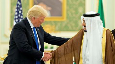 USAs president Donald Trump hilser på Saudi-Arabias kong Salman under hans besøk til kongedømmet i mai i år.