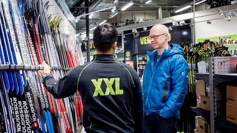 Geir Moreite er på XXL Alnabru for å kjøpe ski til datteren. Han er mer opptatt av en god pakkepris enn prisløfter.