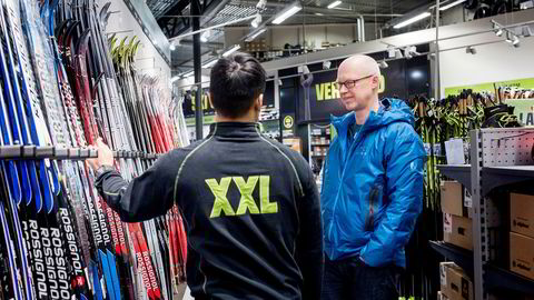 Geir Moreite er på XXL Alnabru for å kjøpe ski til datteren. Han er mer opptatt av en god pakkepris enn prisløfter.