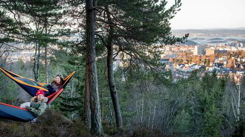 Søstrene Stine og Hege Schultz Heireng har fått mye oppmerksomhet for prosjektet der de gjennomførte 52 turer i løpet av 52 uker i fjor. Over halvparten var korte turer i nærområdet, her på Årvollåsen i Oslo.