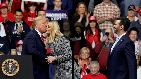President Donald Trump var klar til å showe da han inntok scenen i Manchester i New Hampshire dagen før Demokratenes primærvalg i samme delstat. Trumps valgkampapparat er synlig til stede i New Hampshire, og Trumps datter Ivanka er blant dem som skal drive valgkamp i delstaten tirsdag.