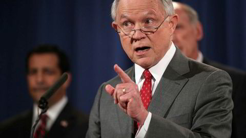 – Jeg er helt enig med presidenten og fordømmer på det sterkeste det svimlende antallet lekkasjer som undergraver vår regjerings evne til å beskytte dette landet, sa USAs justisminister Jeff Sessions på en pressekonferanse fredag.