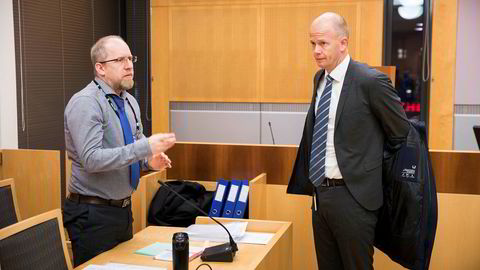 Politiadvokat Hans Petter Pedersen Skurdal i samtale med forsvarer Svein Holden før retten ble satt.