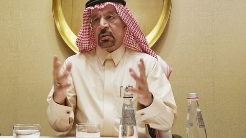 Saudi-Arabias energiminister Khalid Falih sier at det diskuteres en mulig nedskalering av produksjonskuttene som har bidratt sterkt til å løfte oljeprisen.