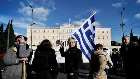 Grekerne trenger syv milliarder euro for å betale låneavdrag i juni. Vi kan stå foran en ny fullblods eurokrise. Tirsdag protesterte greske bønder mot landets budsjettpolitikk.