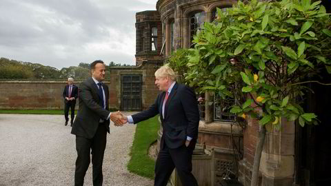 Ireland statsminister Leo Varadkar (til venstre) og britenes Boris Johnson fant tonen under møtet i Thornton Manor i britiske Cheshire.