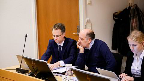 Kryptogründer Erik Solberg (i midten) med advokat Arild Gjelsvik og advokatfullmektig Malin Hauglum Rørvik fra advokatfirmaet Berngaard.