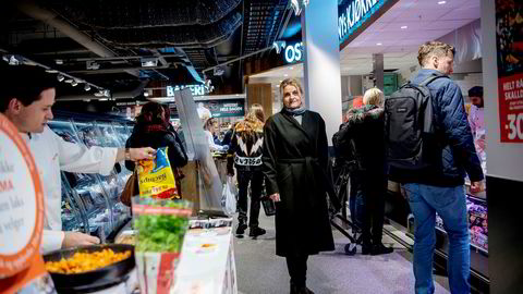 I den reåpnede Meny-butikken på Oslo City lager kokkene mat, mens kundene snirkler seg gjennom butikken. Forbrukerrådets leder Inger Lise Blyverket vil tilrettelegge for flere supermarkeder i byene.