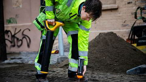 – Jeg utfører mellom to og opptil ti oppdrag per dag avhengig av hvor omfattende de er, sier feltteknikker Jarl Ivar Fløistad i Geomatikk. Her markerer han hvor kabler og rør ligger under bakken så de ikke blir skadet under graving.