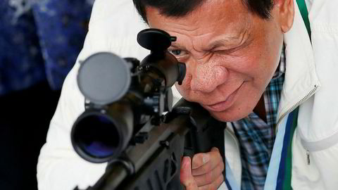 Rodrigo Duterte er blitt velkjent for knallhard politikk og retorikk de siste tolv månedene. Her besøker han flybasen Clark nord i Filippinene i juni.