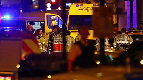 En varebil kjørte på fotgjengere nær en moské i Finsbury Park nord i London natt til mandag.