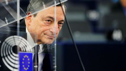 ECB-sjef Mario Draghi har styrt eurosonen gjennom kriser og ser nå lyset i enden av tunnelen. Her fra et møte i Europaparlamentet i februar 2016.