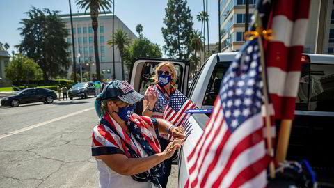 De frivillige Shelley Colman (til høyre) og Joanne Burdet dekorerer bilen for demokratenes presidentkandidat Joe Biden. Fra Riverside i California ringer de nesten daglig til velgere i den viktige vippestaten Texas, og er bekymret for utfallet av valget.