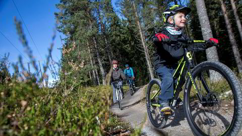 Theo Thorsen-Sandaker (6) viser vei gjennom Gullias nye sykkelløyper, mens mor Anne Grete Thorsen og far Thomas Sandaker følger etter. Stien er bygget for sykling og er en del av Trysils sykkelsatsning som nærmer seg en foreløpig kostnad på 20 millioner kroner.