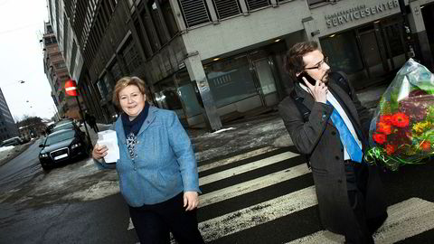 Odd Hoen-Sevje forlater nå statsminister Erna Solbergs side. Her er de to under valgkampen i 2011.