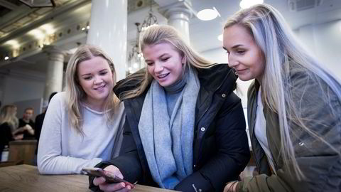 Julie Roe (21) (fra venstre), Victoria Syvertsen (19) og Eline Thøring (21) ved Høyskolen Kristiania har brukt mobilappene Tise og Shpock til å selge brukte klær, sko og vesker.